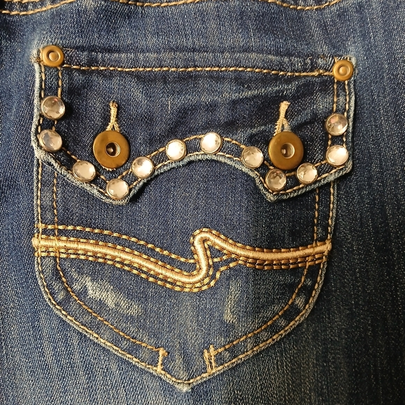 Stylish Blue Jeans with Studded Details - Picture 6 of 7